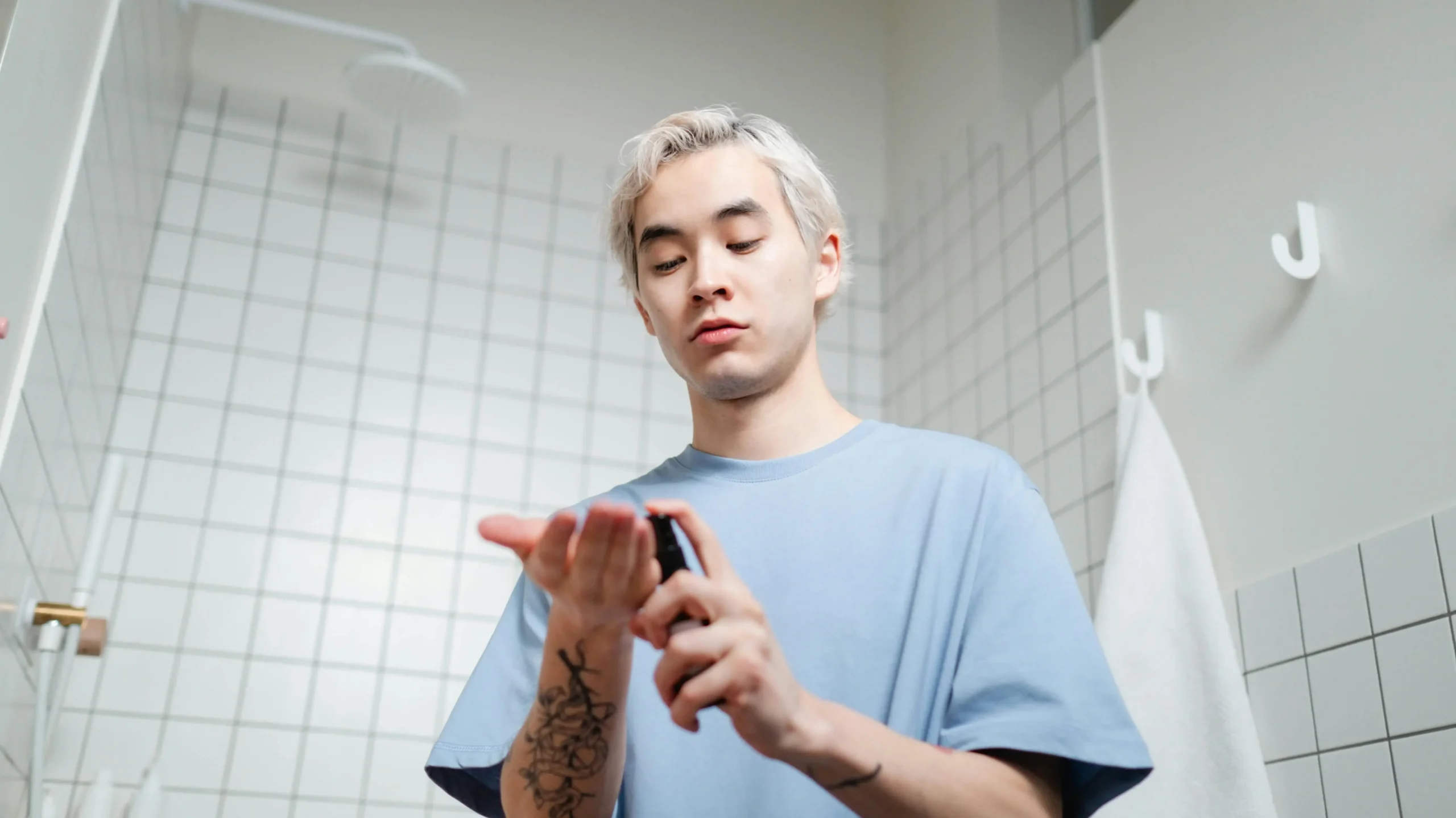 Chico joven utilizando una crema para quitar granos de farmacia.