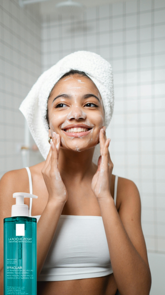 Adolescente utilizando el Effaclar Gel Limpiador Micro-Exfoliante de La Roche-Posay.