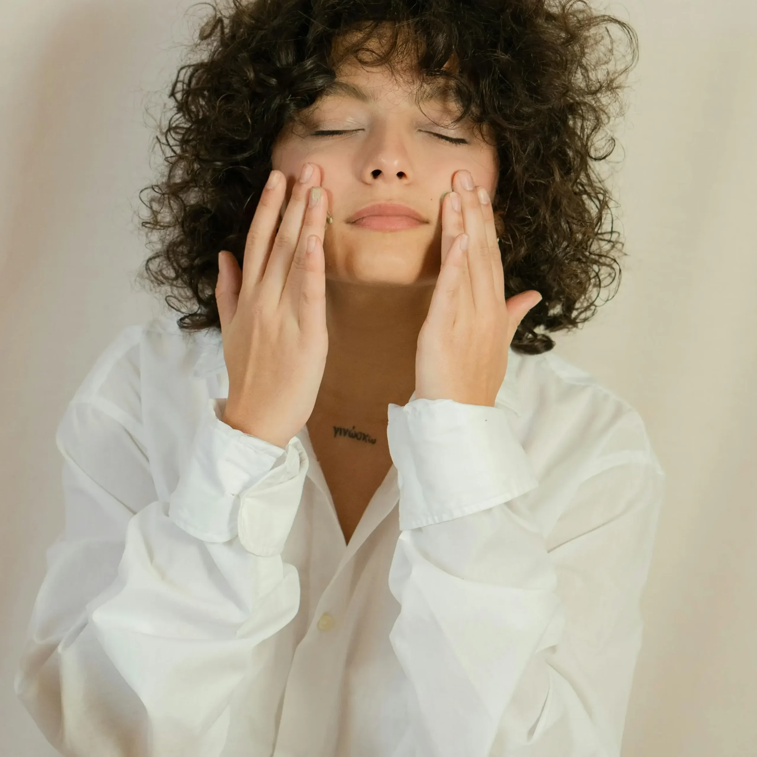 Mujer morena aplicando la mejor crema seborreguladora para la piel grasa y acneica.