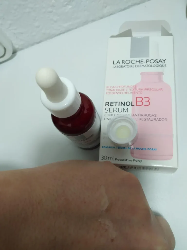 Usuario compartiendo opiones sobre Retinol B3 Serum de La Roche-Posay.
